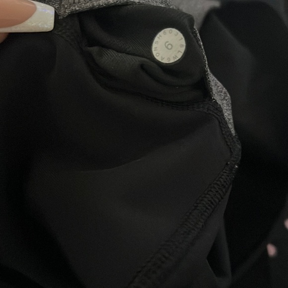 Lululemon Wunder Under Crop High-Rise *Curve 17"
Heathered Black / Black Size 6 - Picture 8 of 9